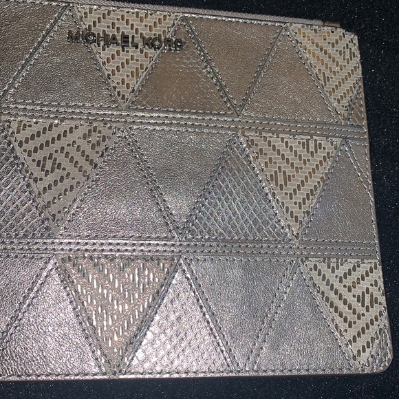 Michael Kors XL Wristlet Clutch Silver Metallic Patchwork w card slots top EUC - Picture 7 of 17